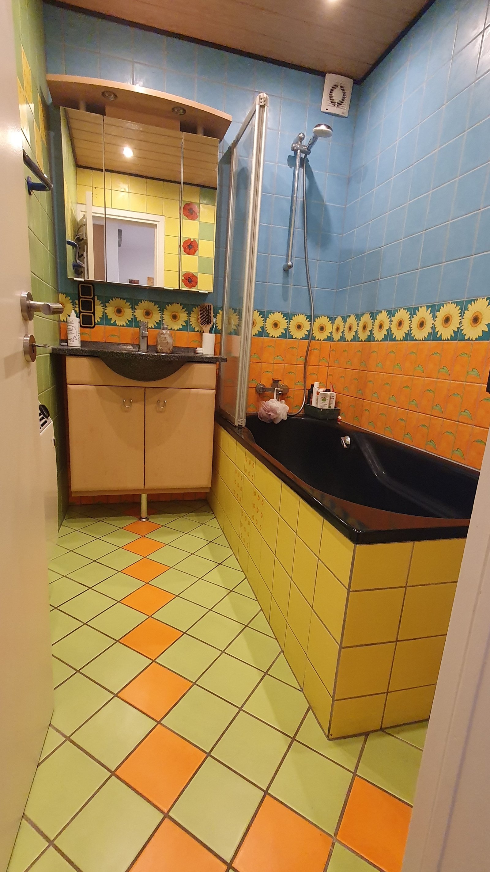 Möblierte 2 Zi.-ETW mit Balkon & KFZ-Stellplatz 