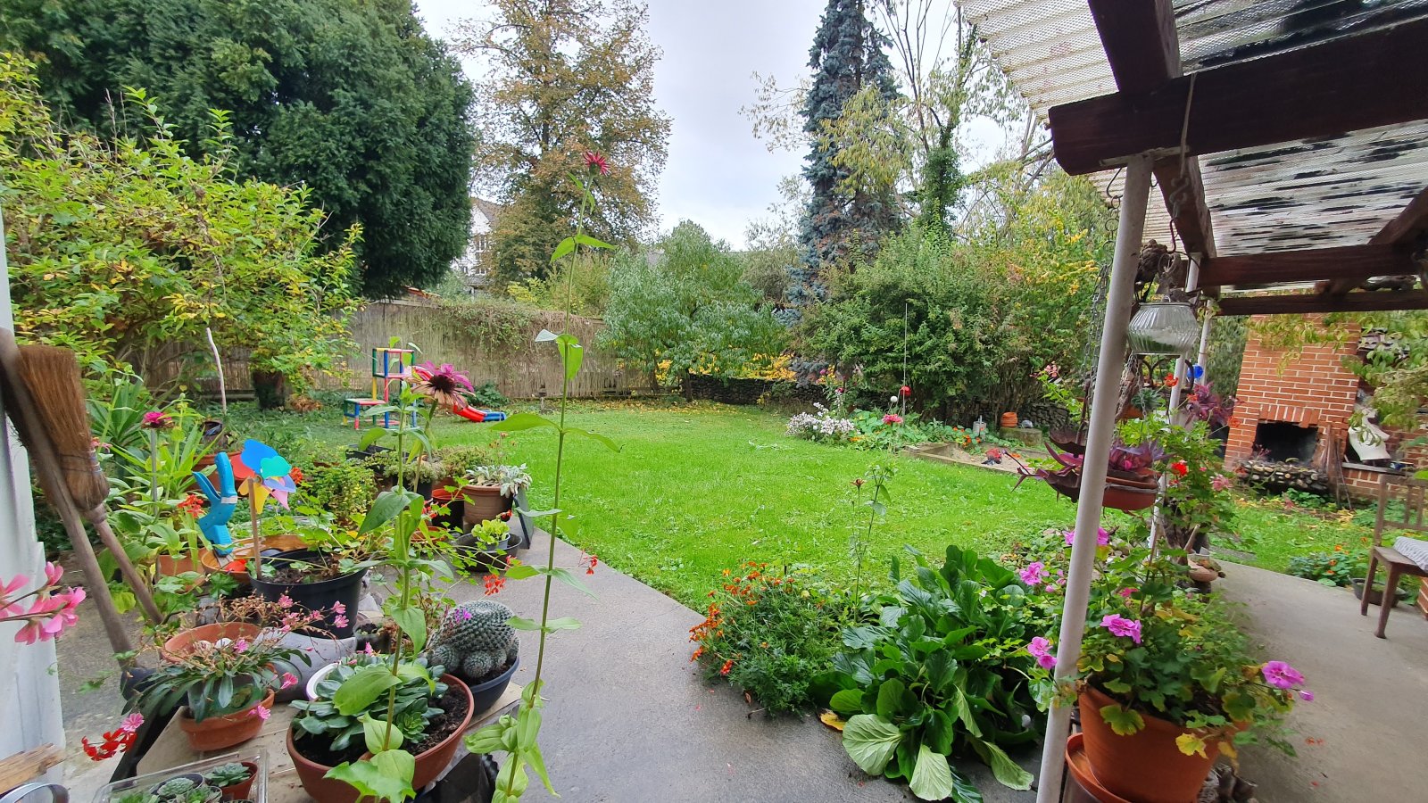 MFH + EFH mit Garage, Scheune & Garten