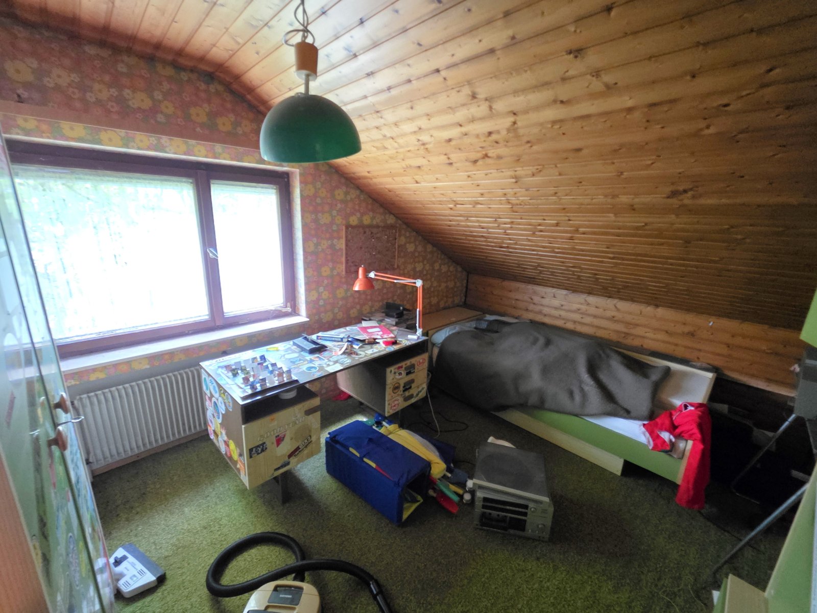 1-2 FH, 2 Garagen, 6 KFZ-Plätze in ruhiger Lage