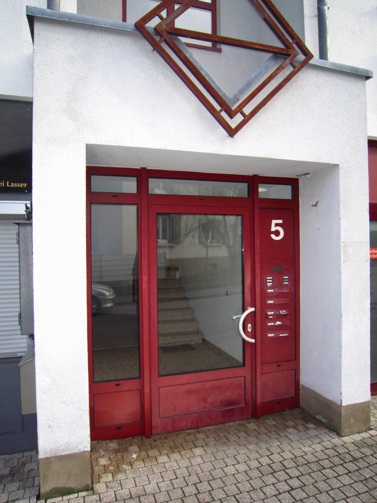 Großzügige, renovierte 5 Zi.-Mietwhg. mit Garage
