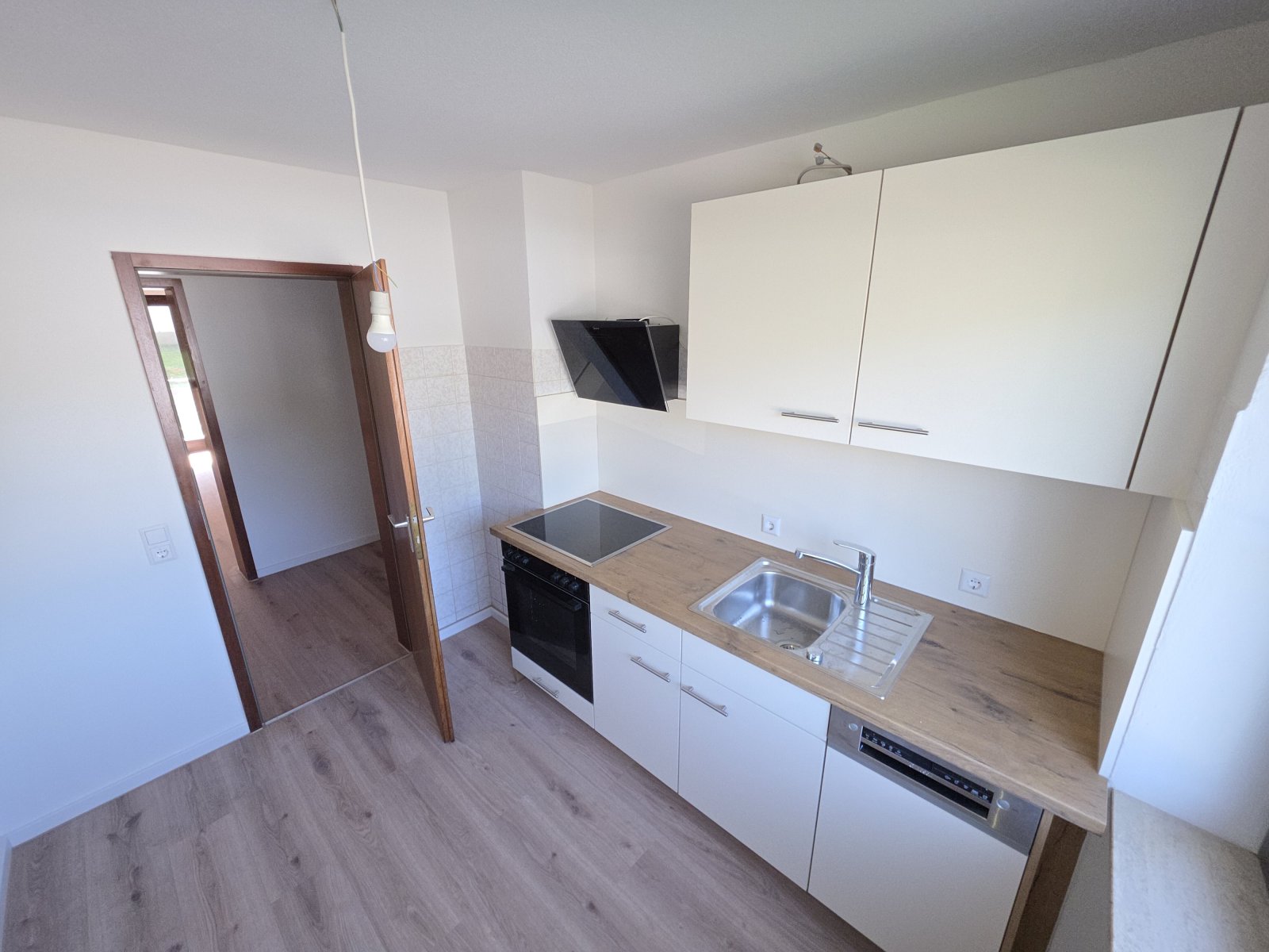Renovierte 3 Zi.-Whg. mit EBK, Balkon & KFZ-PL.