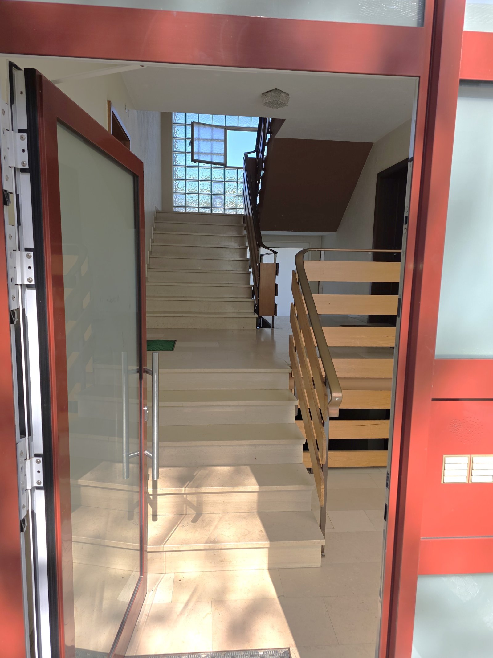 Renovierte 3 Zi.-Whg. mit EBK, Balkon & KFZ-PL.