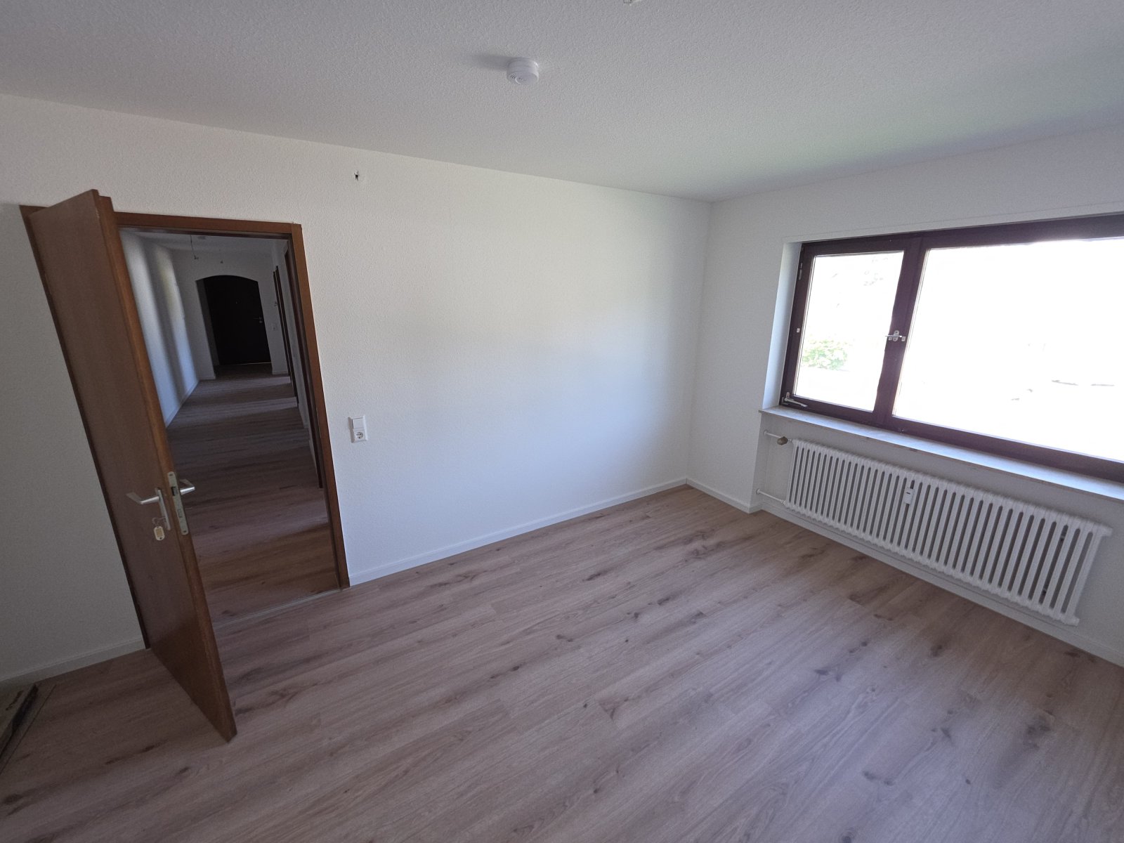 Renovierte 3 Zi.-Whg. mit EBK, Balkon & KFZ-PL.