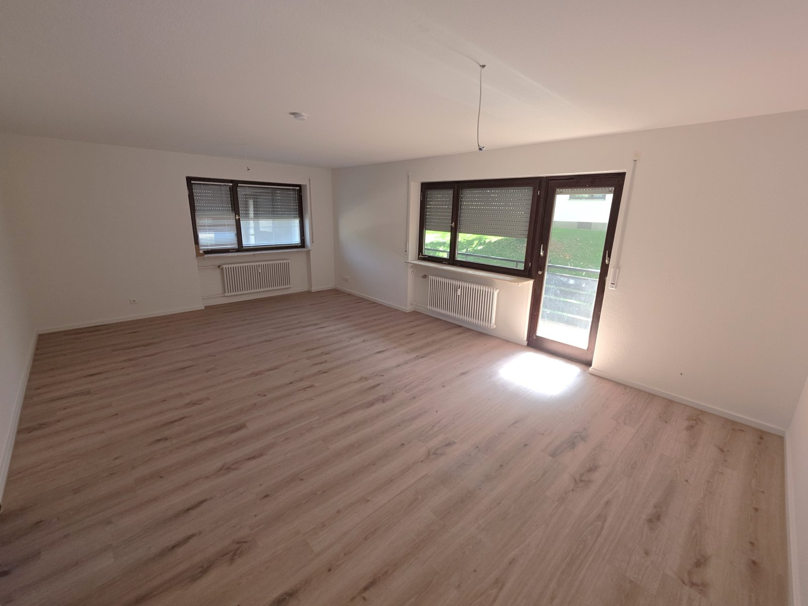 Renovierte 3 Zi.-Whg. mit EBK, Balkon & KFZ-PL.