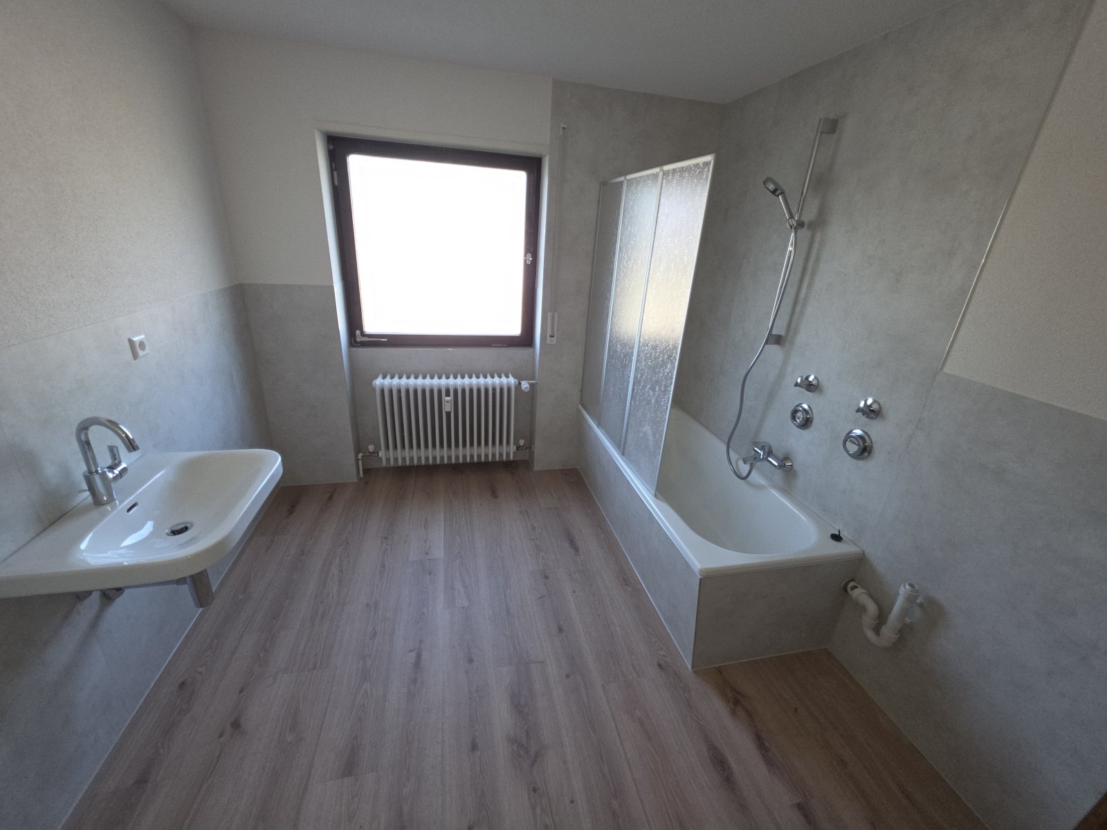 Renovierte 3 Zi.-Whg. mit EBK, Balkon & KFZ-PL.