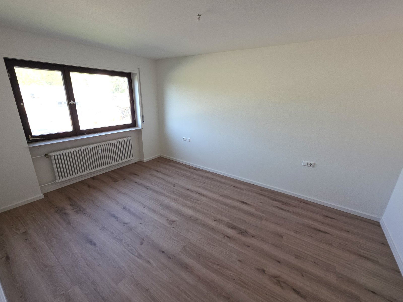 Renovierte 3 Zi.-Whg. mit EBK, Balkon & KFZ-PL.