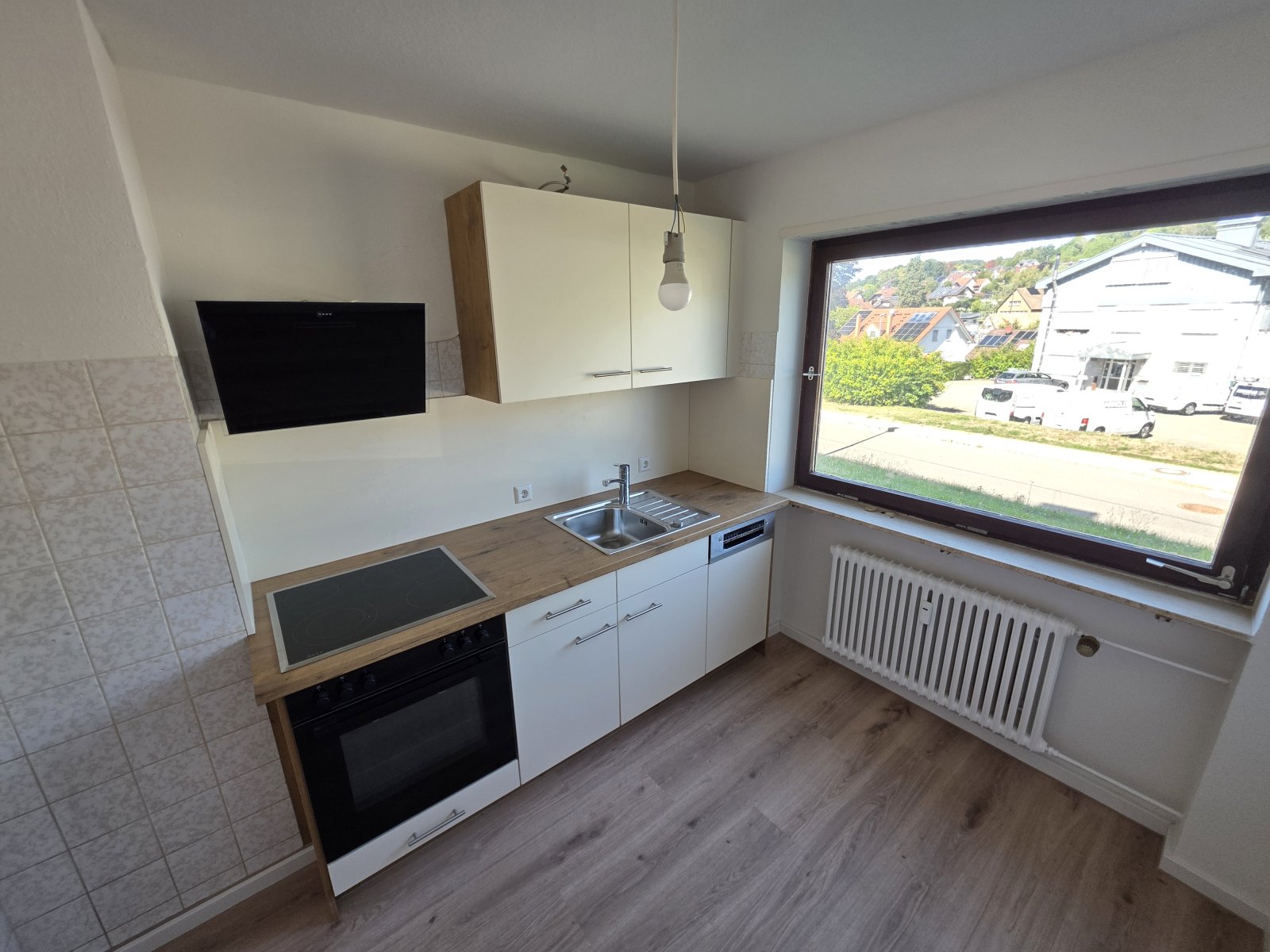 Renovierte 3 Zi.-Whg. mit EBK, Balkon & KFZ-PL.