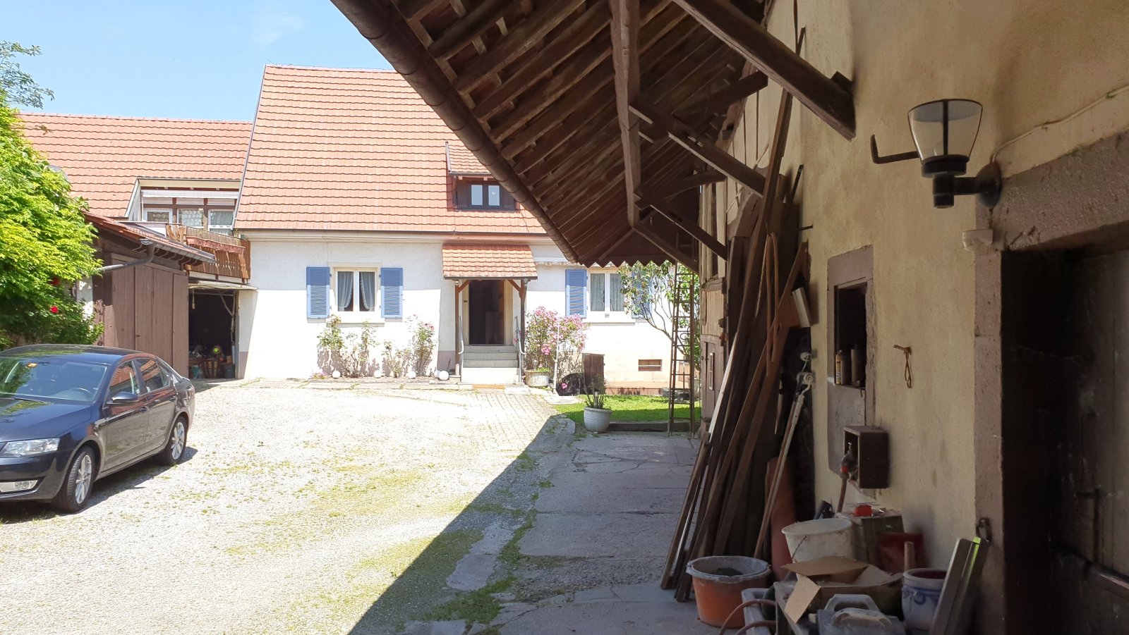 Zufahrt Haus und Scheune