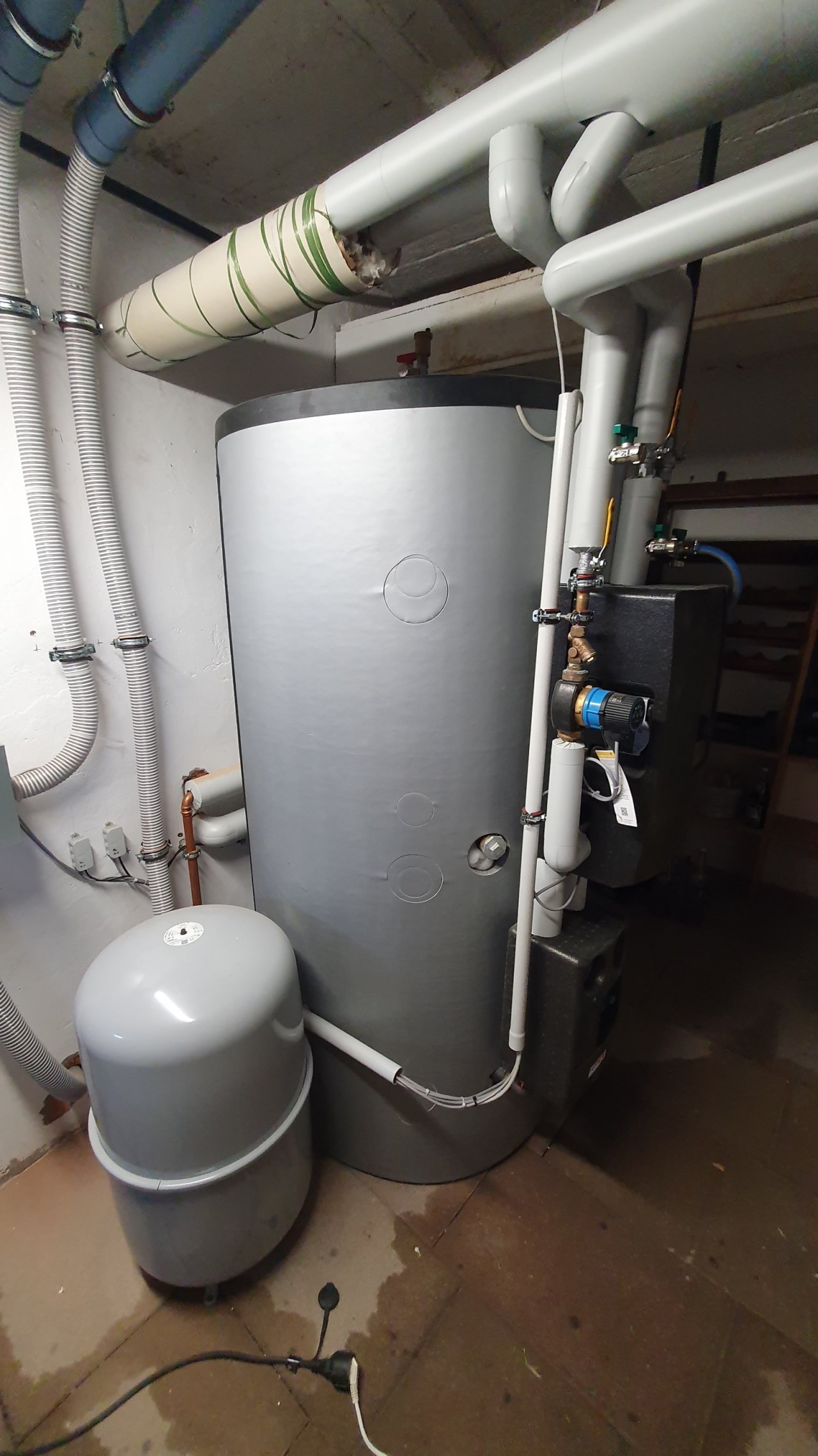 Warmwasserspeicher im UG