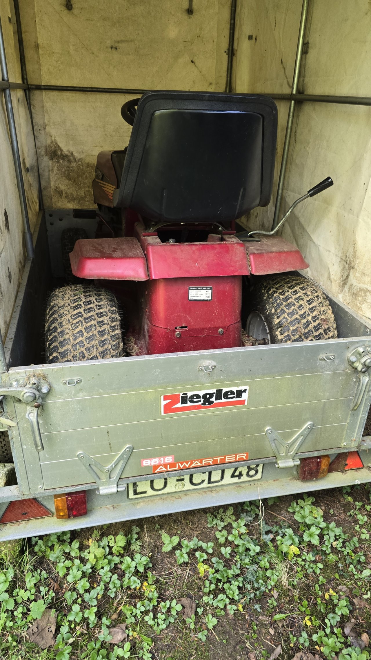 Sitzrasenmäher mit Anhänger Sitzrasenmäher mit Anhänger