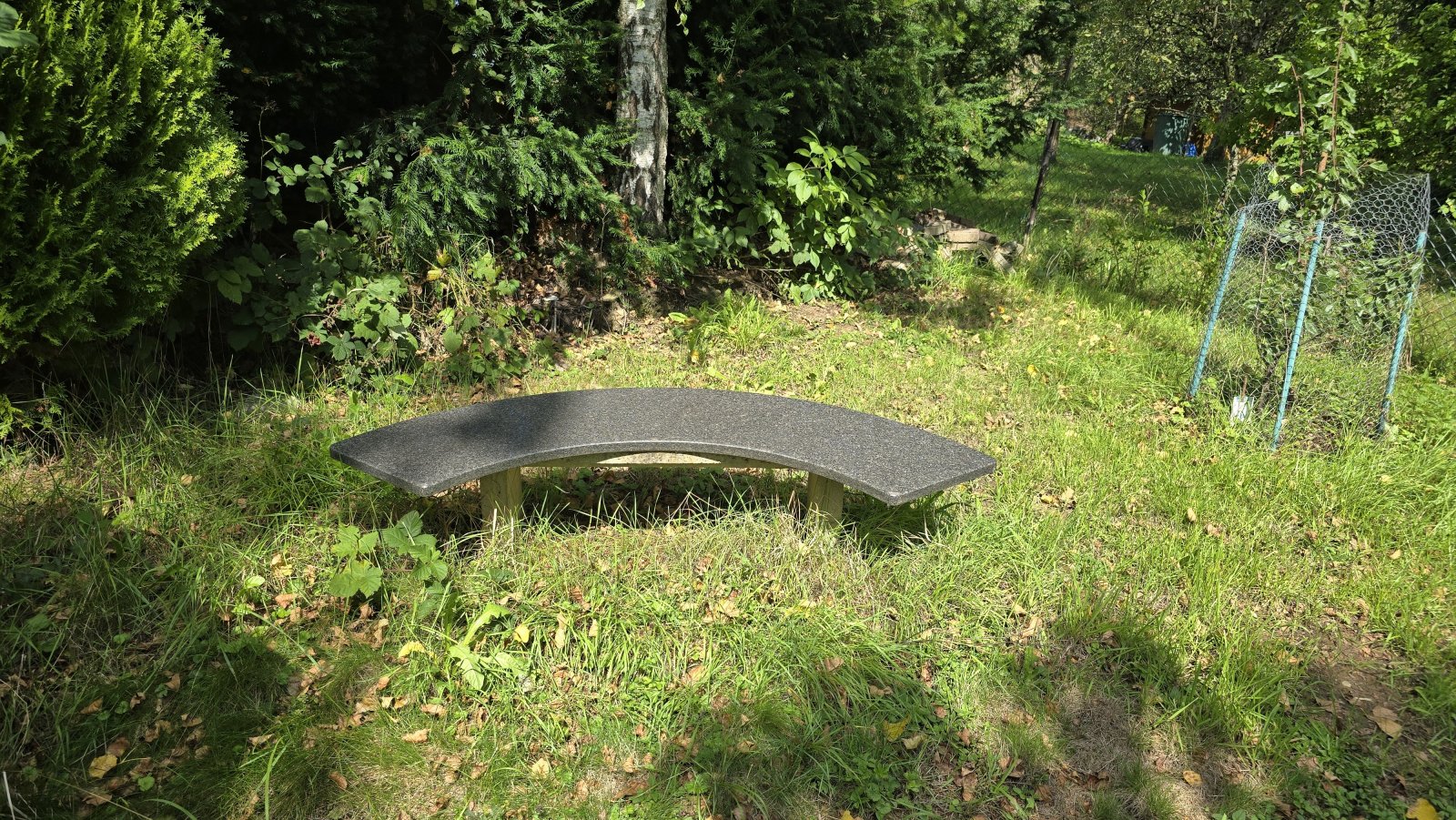 Sitzbank aus wetterfestem Stein Sitzbank aus wetterfestem Stein