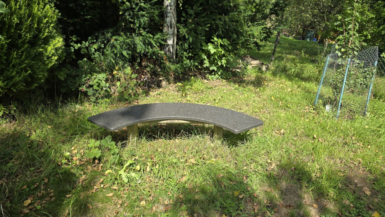 Sitzbank aus wetterfestem Stein Sitzbank aus wetterfestem Stein