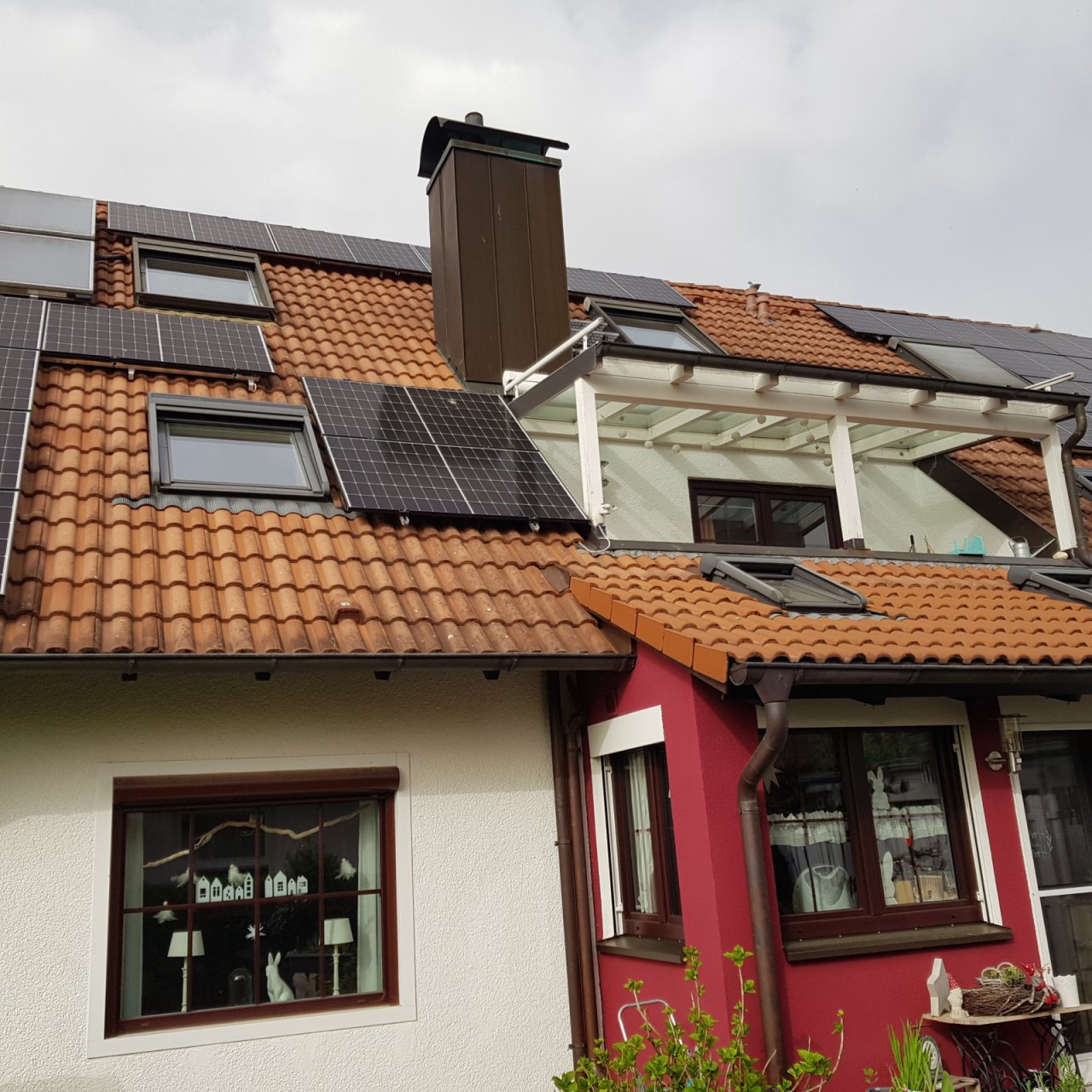 Photovoltaikanlage links vom Balkon