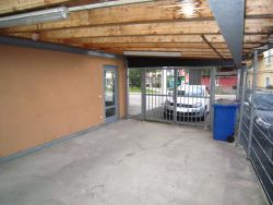 Carport u. Kundenparkplatz