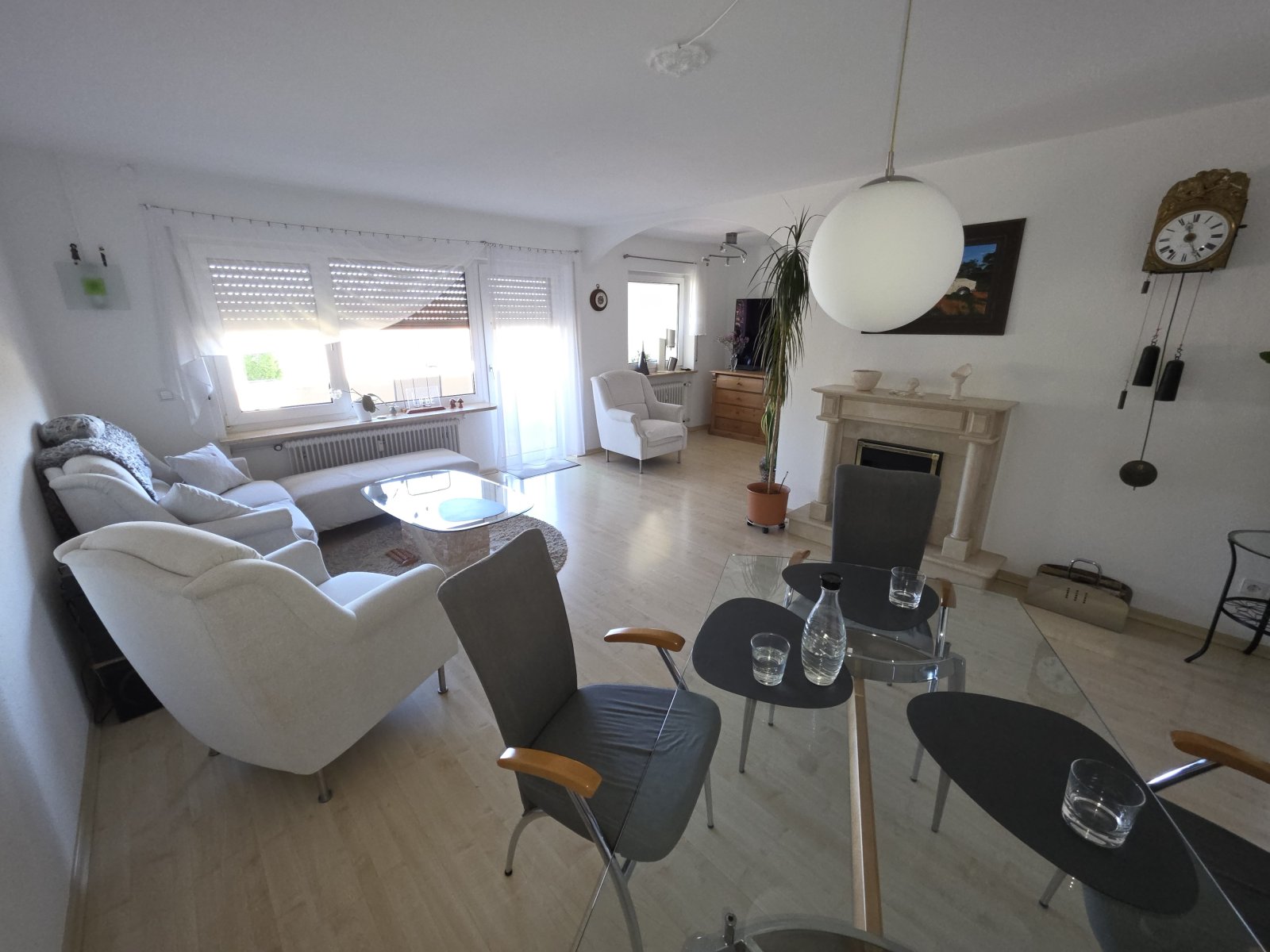 Wohn-Essbereich mit Balkon Wohn-Essbereich mit Balkon