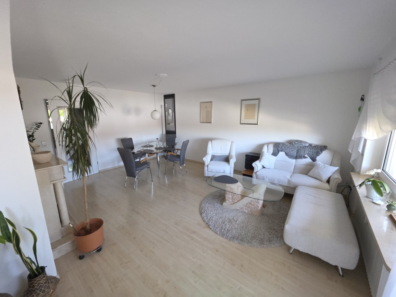 Wohn-Essbereich mit Balkon Wohn-Essbereich mit Balkon