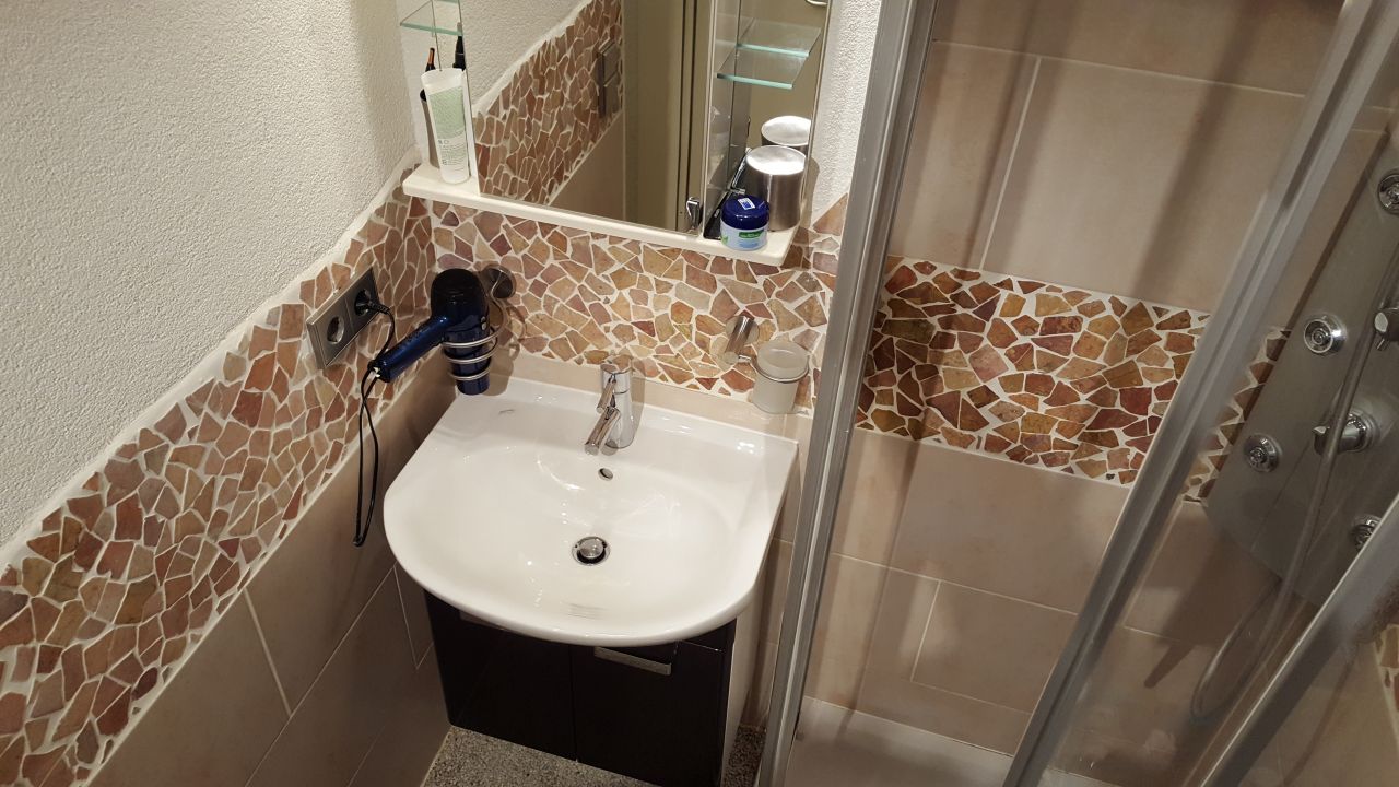 Duschbad/Handwaschbecken Duschbad/Handwaschbecken